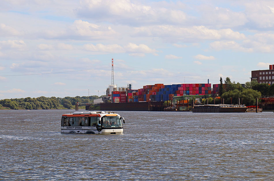 Der Hafencity Riverbus in Hamburg auf der Elbe an  der Billwerder Bucht in Hamburg