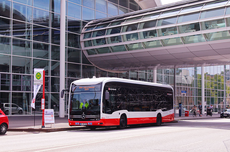 Ein Hochbahn Elektrobus an der Haltestelle Hamburg Messe (Eingang Mitte)