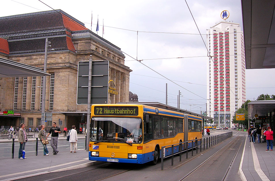 Ein O 405 GN  der LVB in Leipzig am Hauptbahnhof