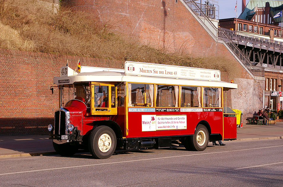 Ein  Renault TN-Bus an den St. Pauli Landungsbr&uuml;cken in Hamburg