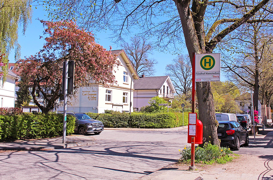 Die Bushaltestelle Friedhof Nienstedten in Hamburg