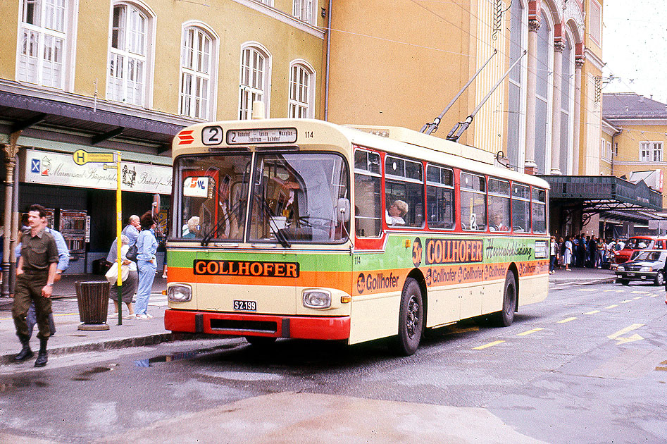 Elektromobilit&auml;t in Salzburg: Der Obus in Salzburg an der Haltestelle Hauptbahnhof - Gr&auml;f & Stift OE 110/54/A Solowagen
