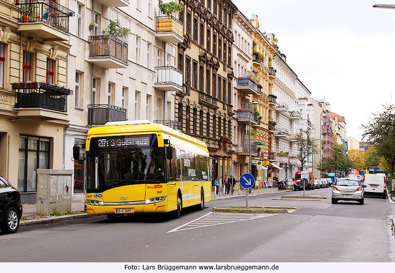 BVG Elektrobus in Berlin-Schöneberg an der Haltestelle Gustav-Müller-Platz