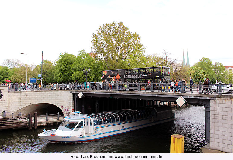 Die Buslinie 100 in Berlin zwischen den Haltestellen Lustgarten und Spandauer Straße / Marienkirche