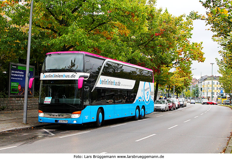 Ein Berlinlinienbus an der Haltestelle Bahnhof U-Bahn Alt Tegel in Berlin