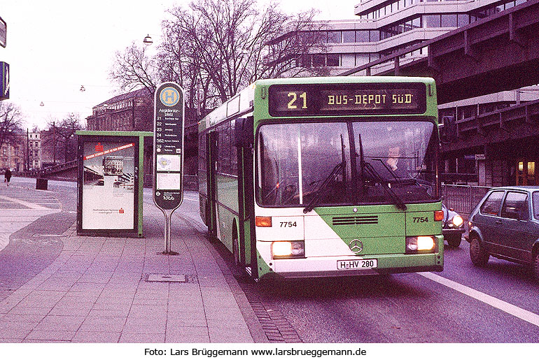 Ein Üstra Bus an der Haltestelle Aegidentorplatz