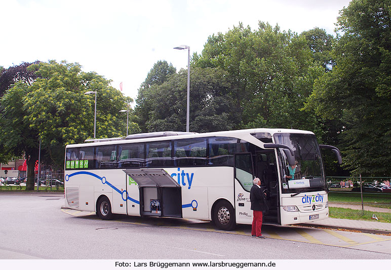 Ein Fernbus von City2City auf dem ZOB in Hamburg