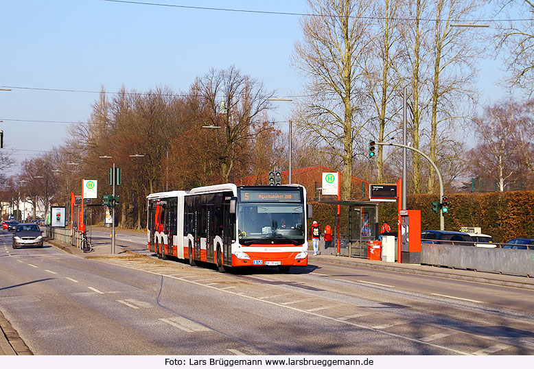 Ein Hochbahn Gelenkbus - ein Capppacity L