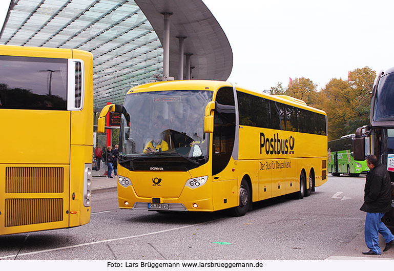 Ein Postbus auf dem ZOB in Hamburg