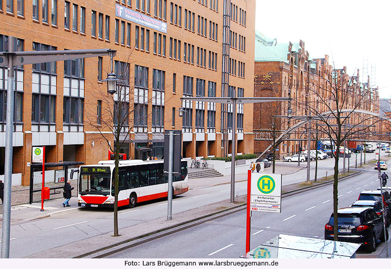Ein Hochbahn Bus auf der Buslinie 111 in Hamburg an der Haltestelle Am Kaiserkai (Elbphilharmonie)