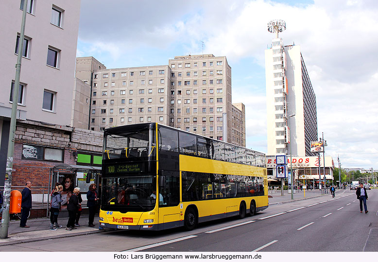 Ein Bus der Linie 100 an der Haltestelle Memhardstraße in Berlin nahe dem Alexanderplatz