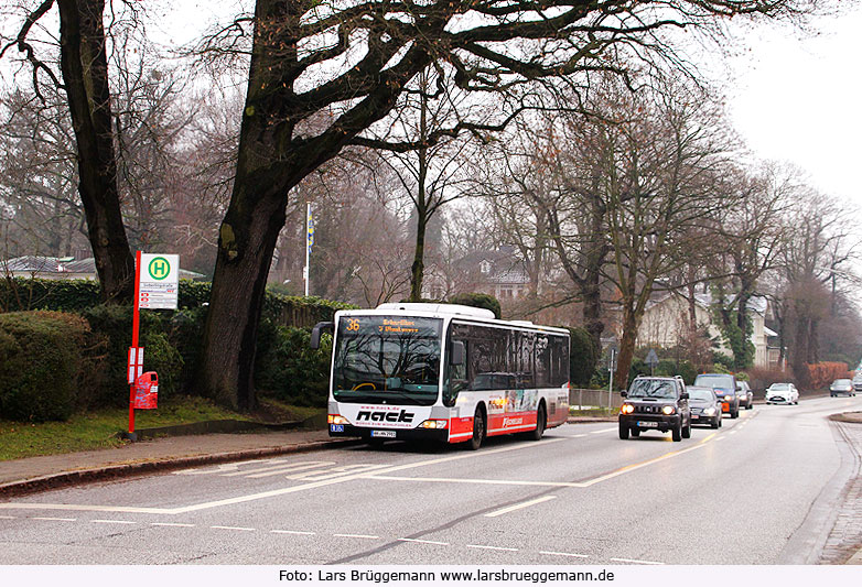 Ein Hochbahn-Schnellbus an der Haltestelle Sieberlingstraße