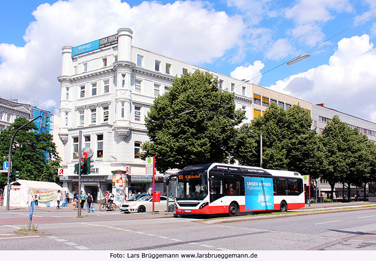 Die Buslinie 109 an der Haltestelle Hamburg ZOB