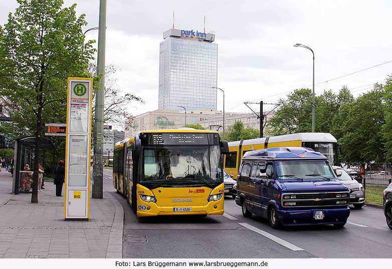 Die Bushaltestelle Spandauer Straße / Marienkirche in Berlin an der Buslinie 100