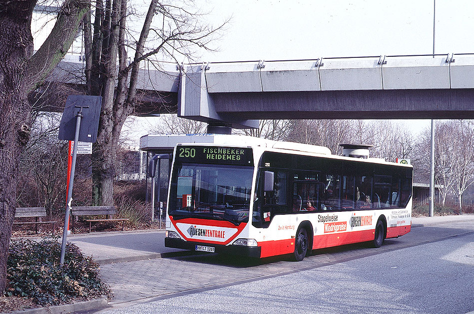 Ein Hochbahn-Bus am S-Bahn-Bahnhof Hamburg-Neugraben