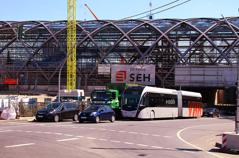 Der VHH Van Hool vom Typ Exqui.City Elektrobus an der Haltestelle Elbbrücken in der Hafencity