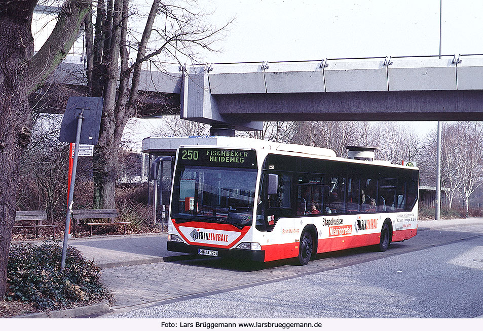 Ein Hochbahn-Bus am S-Bahn-Bahnhof Hamburg-Neugraben