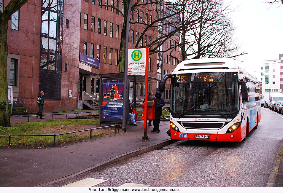 Die Bushaltestelle Große Bergstraße der Buslinie 283 in Hamburg