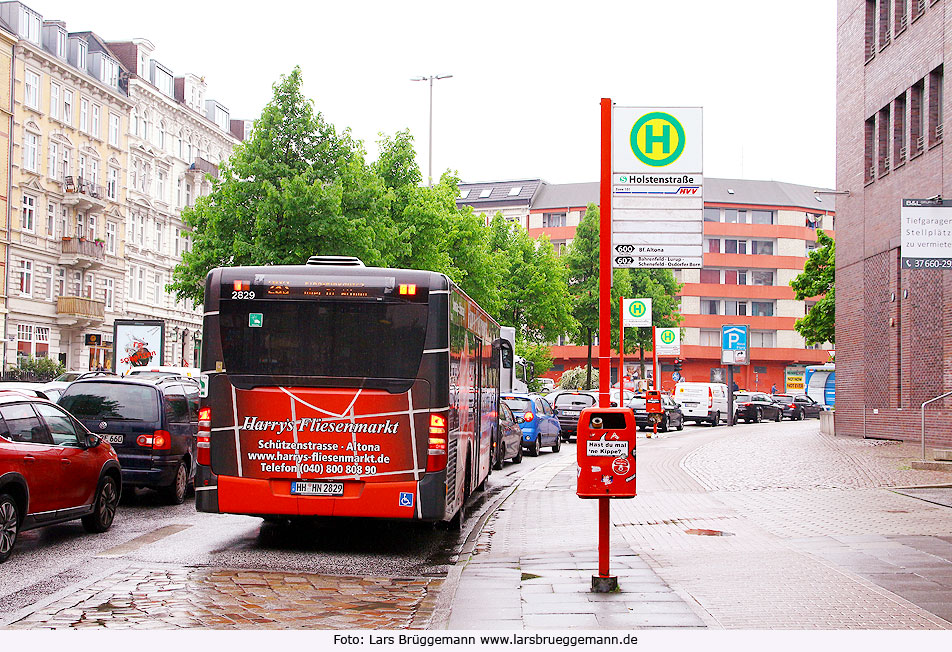 Das modernste Bussystem Europas in Hamburg - Ein Bus steht im Stau