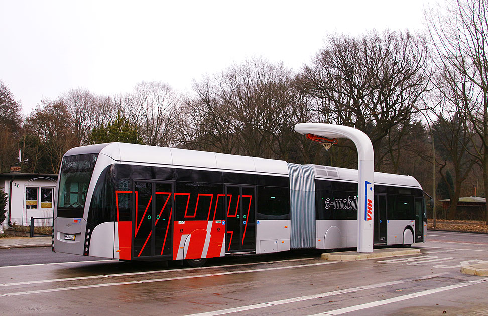 Elektromobilität in Hamburg: VHH Elektrobus in der Kehre Stadionstraße von Van Hool vom Typ Exqui.City