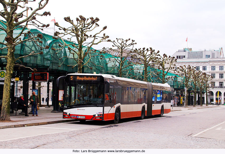 Ein Hochbahn-Solaris-Gelenkbus in Hamburg auf dem Rathausmarkt