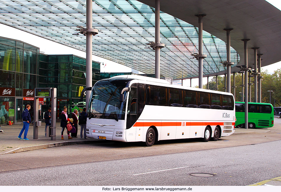 Ein IC Bus der Linie Hamburg - Amsterdam auf dem ZOB in Hamburg