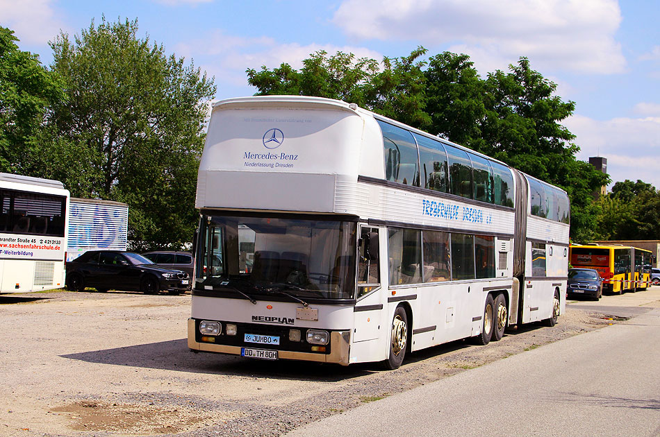 Der Neoplan Jumbocruiser von der Treberhilfe Dresden e.V.