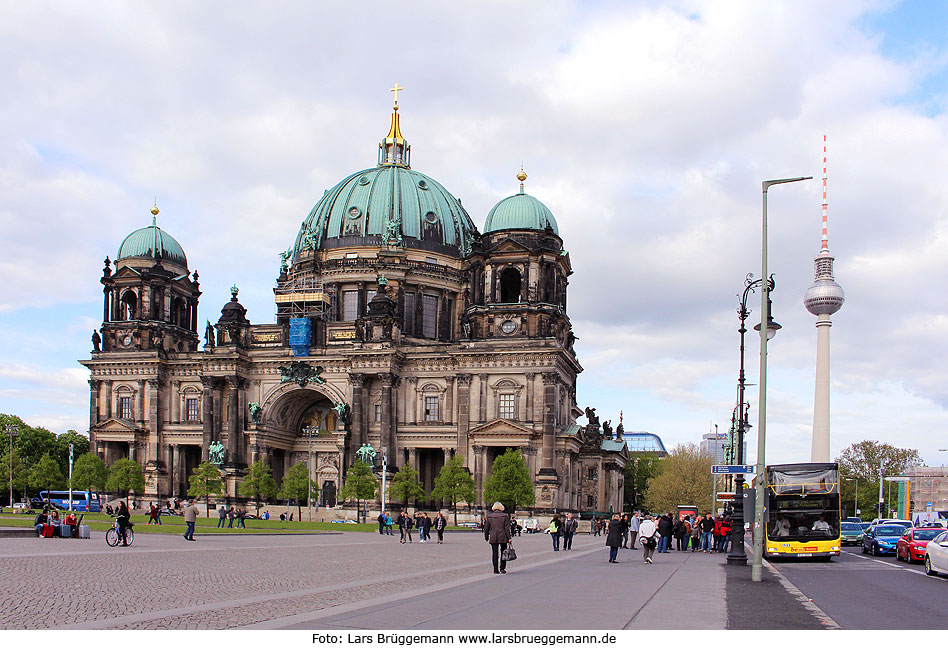 Die Buslinie 100 in Berlin an der Haltestelle Lustgarten am Dom