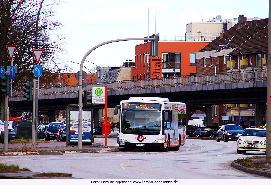 Die Bushaltestelle Dehnhaide der Schnellbuslinie 37 in Hamburg