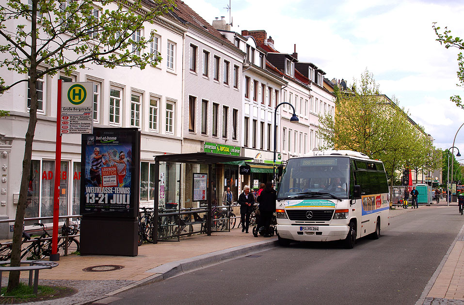 Die PVG Bergziege 264 in Altona an der Haltestelle Große Bergstraße