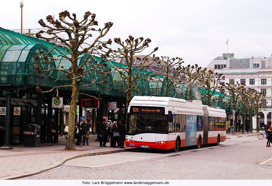 Hochbahn Solaris-Bus 1492, ein Batteriebus mit Brennstoffzelle auf der Innovationslinie 109 an der Haltestelle Rathausmarkt