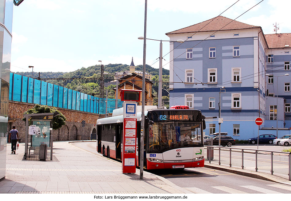 Der Obus in Usti nad Labem (Aussig) an der Haltestelle Hlavni Nadrazi (Bahnhof)