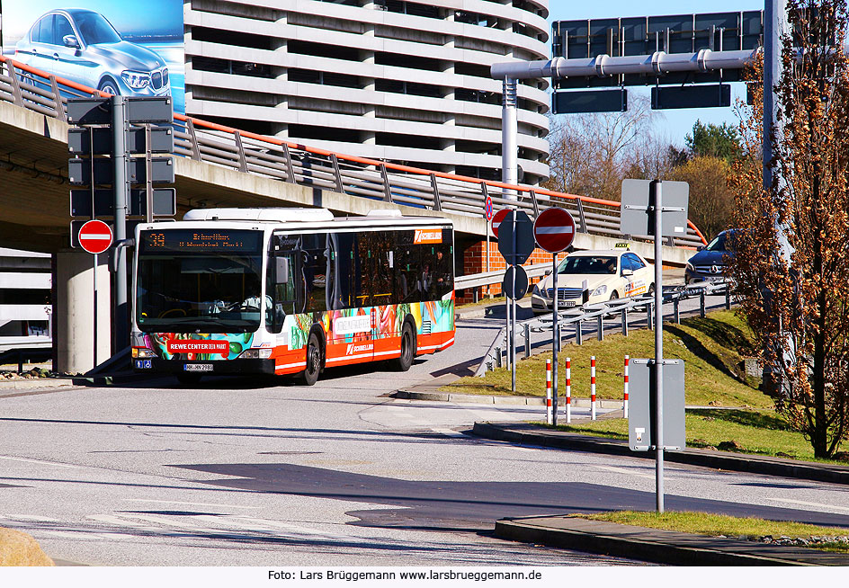 Ein Hochbahn-Schnellbus am Hamburger Flughafen als Linie 39