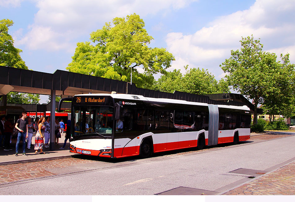 Hochbahn Solaris Gelenkbus auf dem Busbahnhof in Hamburg-Rahlstedt