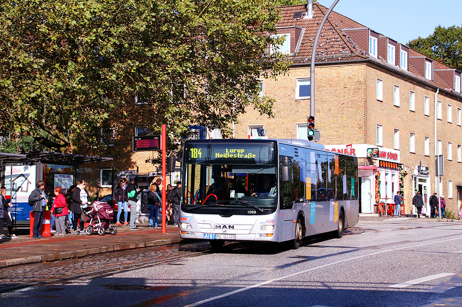 Der VHH Anhängerbus 1068 an der Haltestelle S-Bahn Elbgaustraße