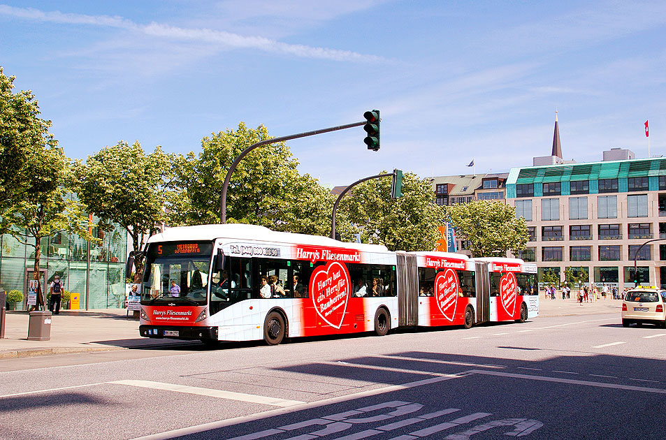 Ein Hochbahn Doppelgelenkbus auf der Buslinie 5 am Jungfernstieg in Hamburg