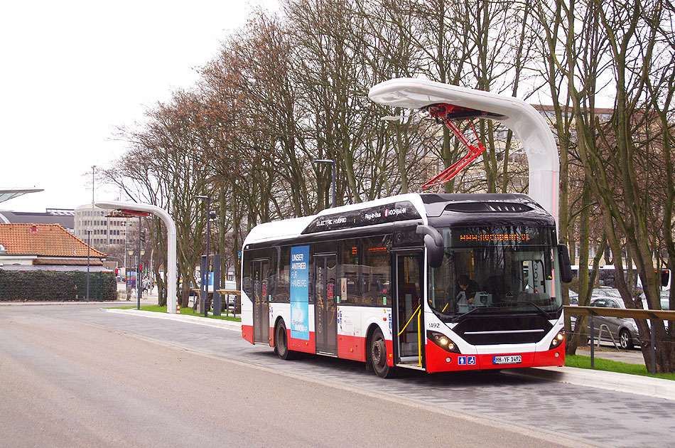 Ein Hochbahn Volvo Elektro Hybrid Bus in der Kehre Hamburg ZOB