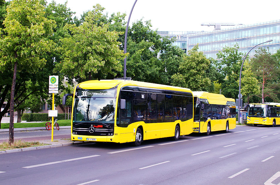 Ein Ecitaro bei der BVG in Berlin an der Haltestelle Philharmonie