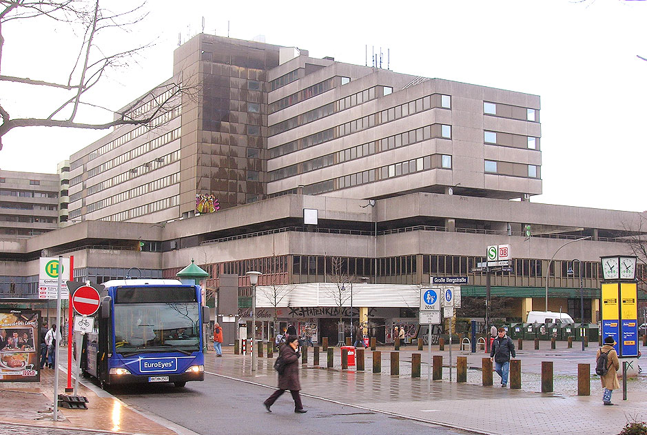 Ein Hochbahn-Bus an der Haltestelle Goethestraße in Hamburg