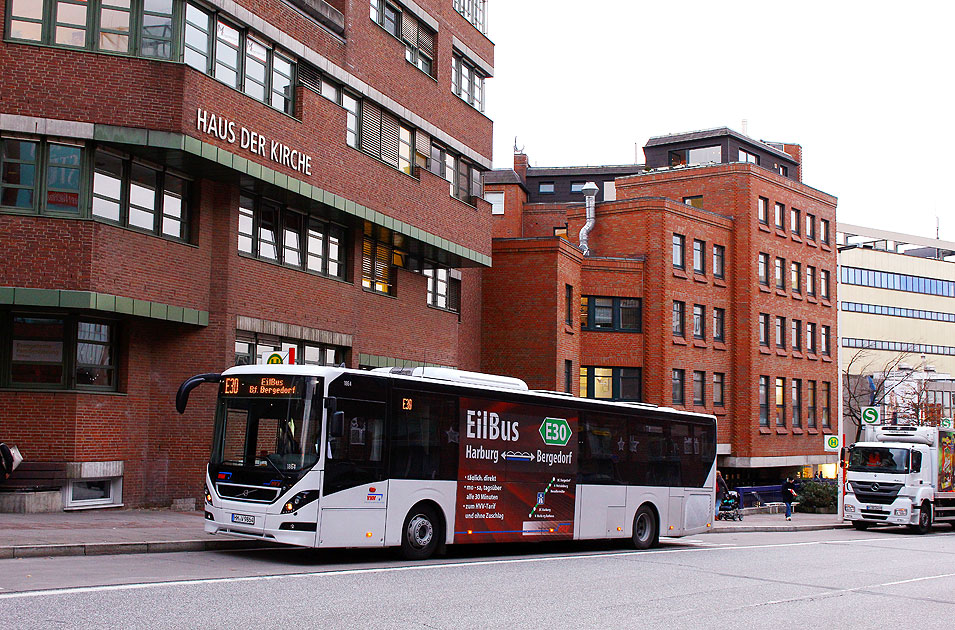 Ein VHH Volvo Bus vom Typ 8900 LE als Linie E30 in Harburg