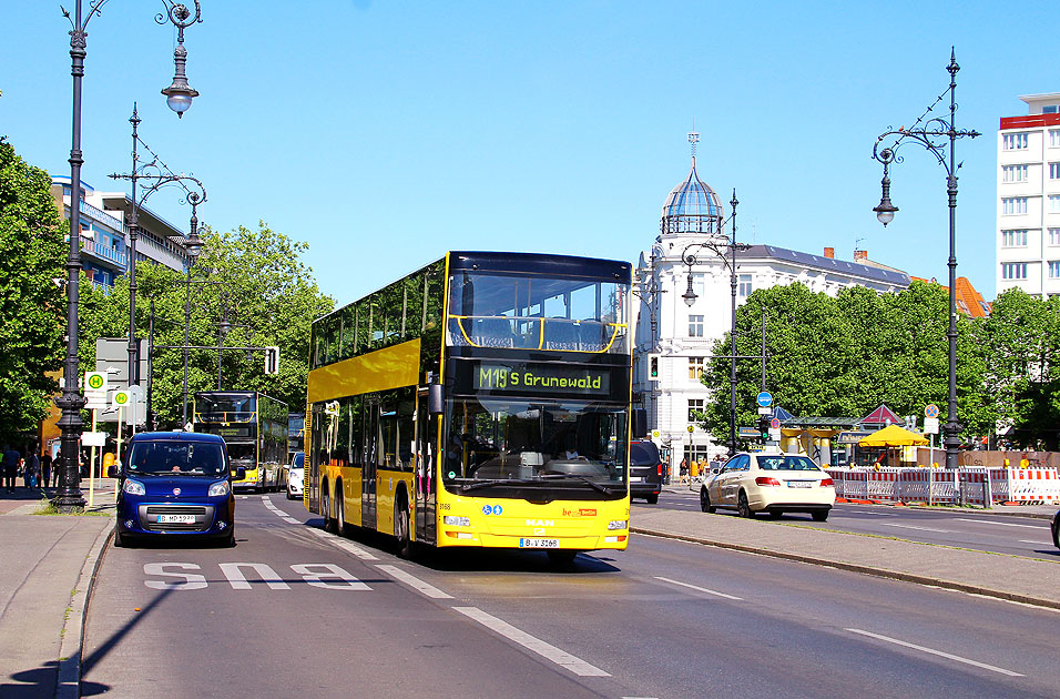 Ein BVG Bus an der Haltestelle S-Bahn Halensee - zugeparkte Busspur