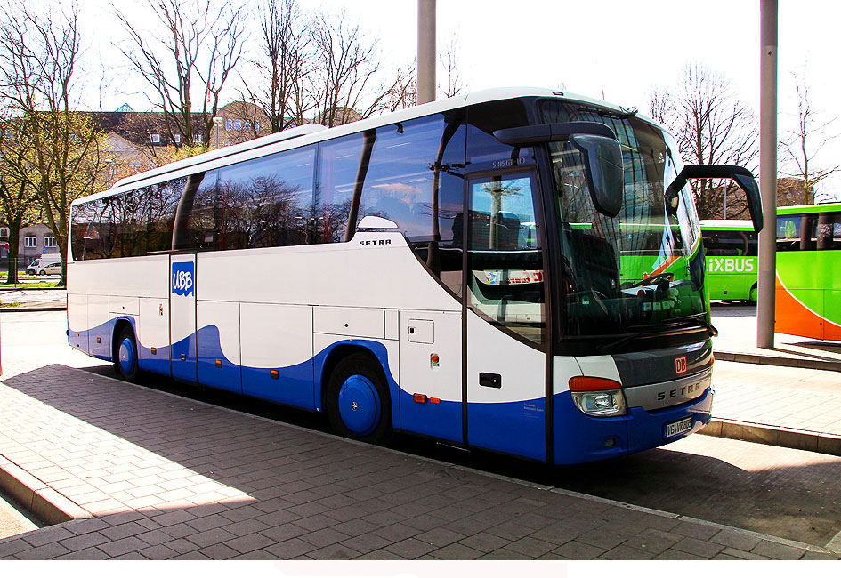 Ein Fernbus der Usedomer Bäderbahn auf dem ZOB in Hamburg