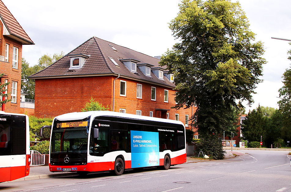 Ein Hochbahn Elektrobus in Hamburg an der U-Bahn-Haltestelle Fuhlsbüttel