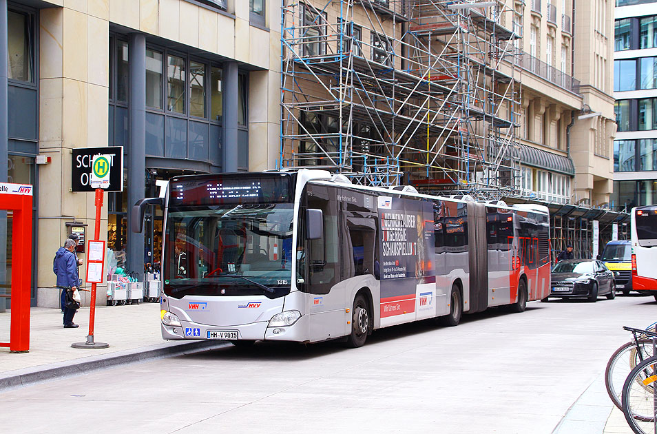 Die Haltestelle Großer Burstah in Hamburg mit einem VHH Bus