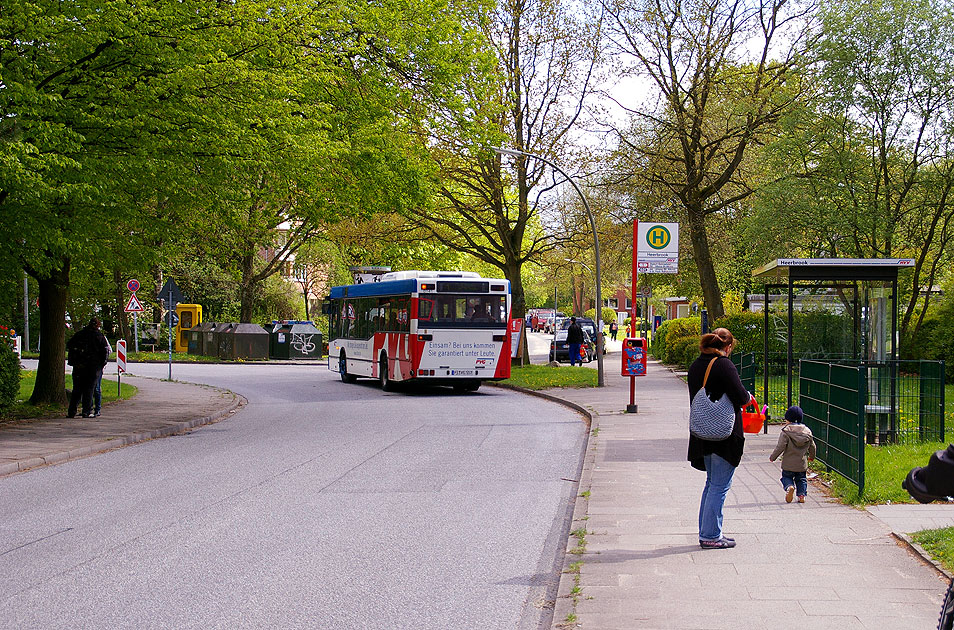 Die Bushaltestelle Heerbrook in Hamburg-Iserbrook in der Straße Am Botterbarg