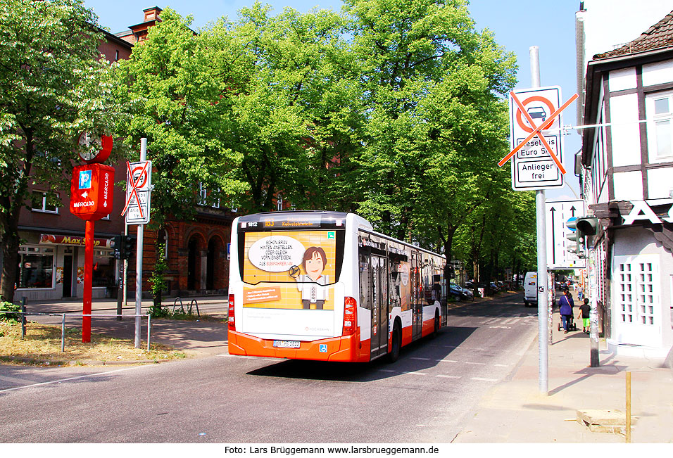 Dieselfahrverbot in Hamburg - Schilder in der Max-Brauer-Allee - Haltestelle Gerichtstraße