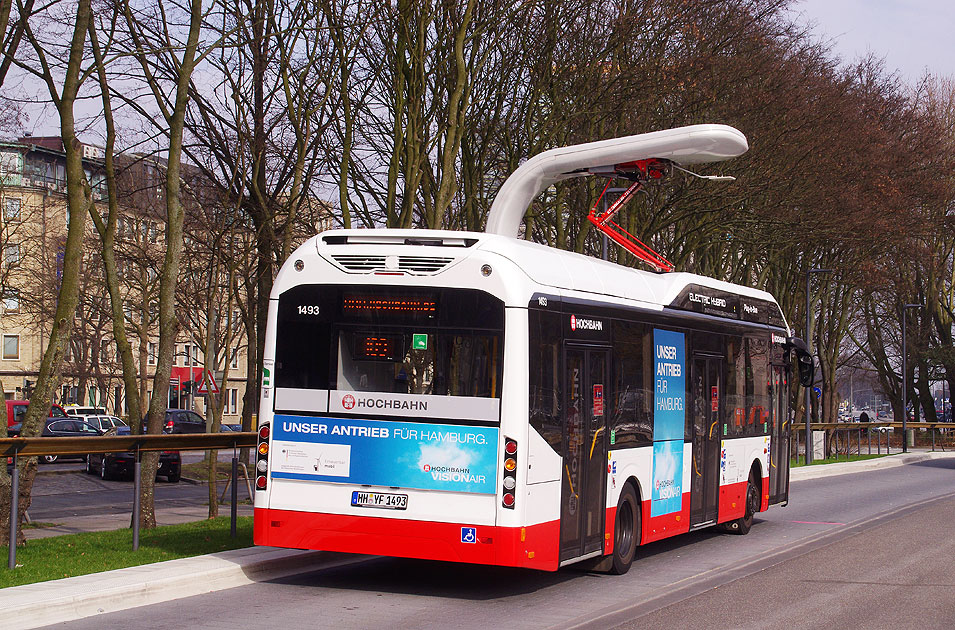 Ein Hochbahn Volvo Elektro Hybrid Bus in der Kehre Hamburg ZOB