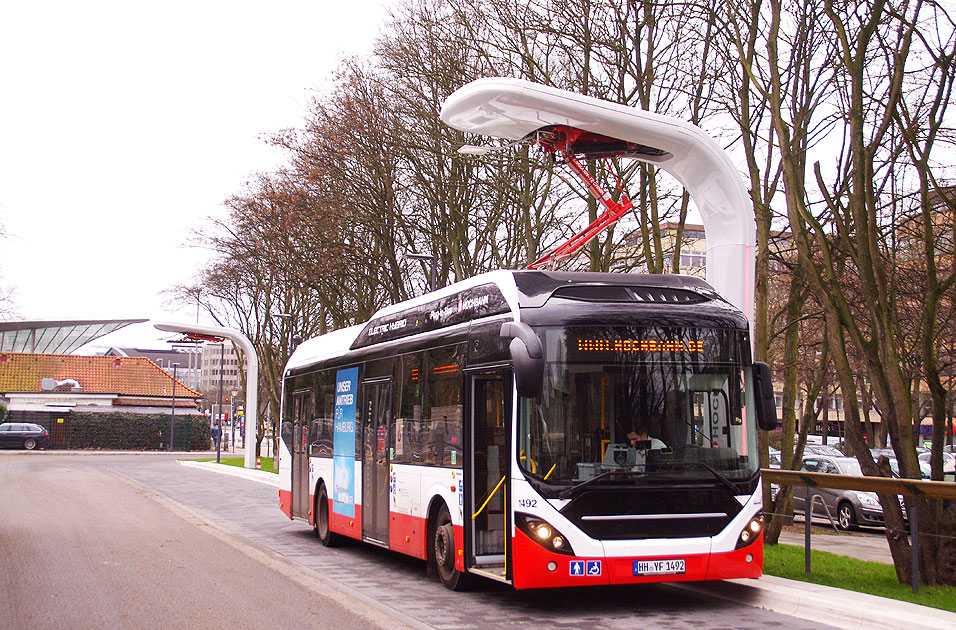 Ein Hochbahn Volvo Elektro Hybrid Bus in der Kehre Hamburg ZOB