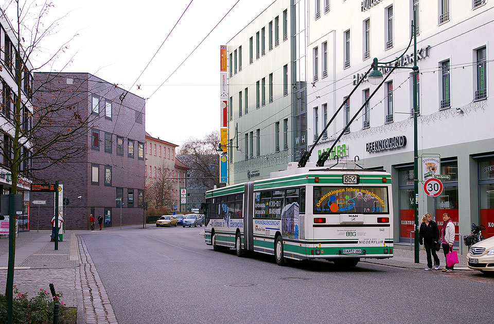 Der Obus in Eberswalde an der Haltestelle Am Markt - Platz der Freundschaft