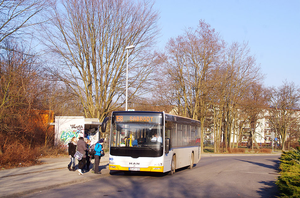 Ein Überlandbus in Hoyerswerda in einer ehemaligen Obus-Kehre